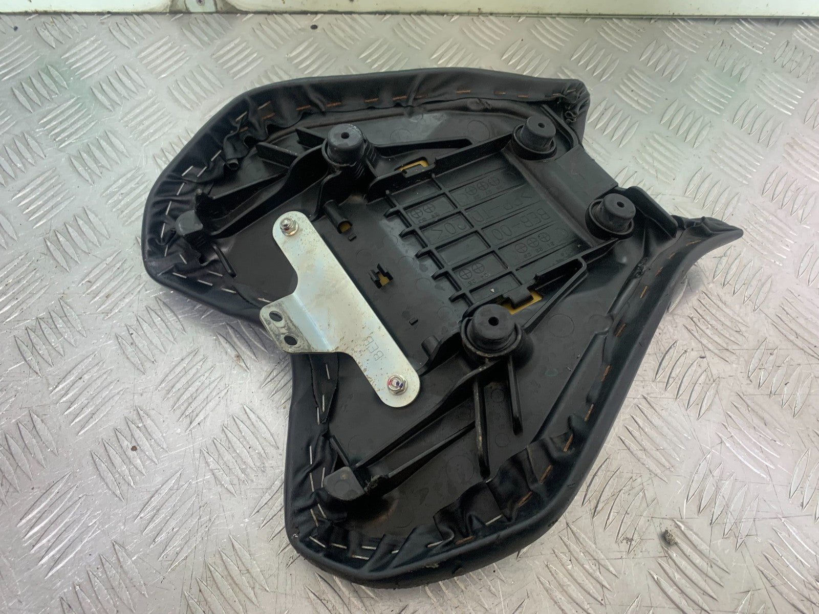 YAMAHA YZF R7 FRONT SEAT  YEAR 2022-2025 (CMB1255)