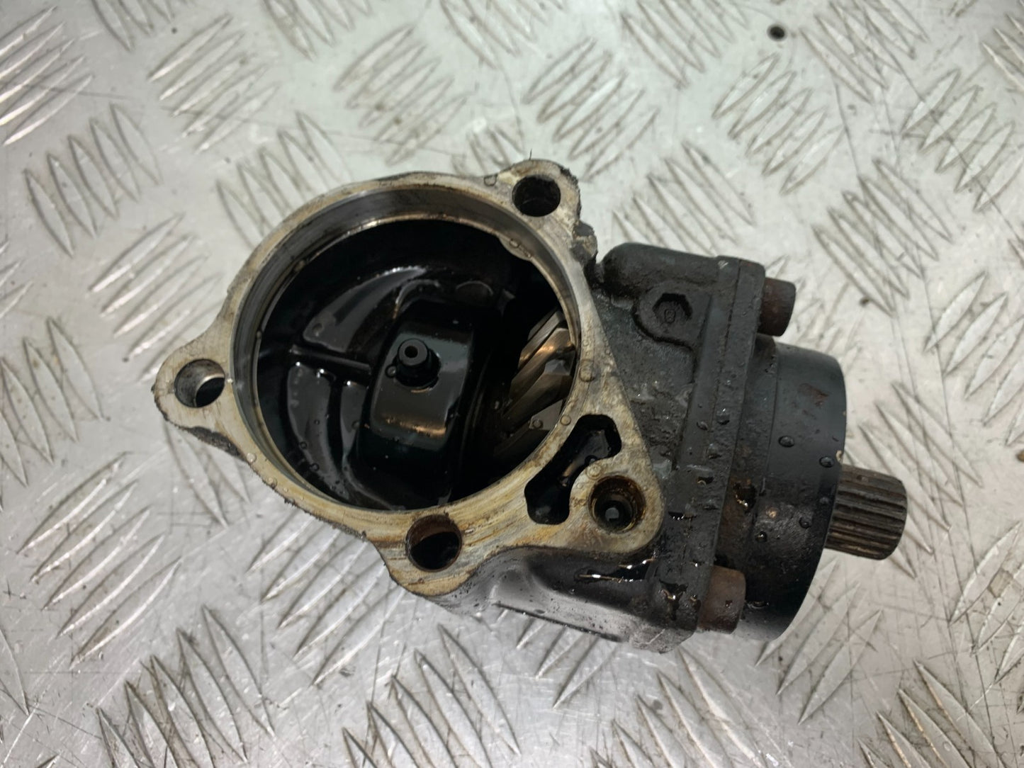 HONDA VT700 VT 700 ENGINE OUT PUT SHUFT  SHADOW  YEAR 1984-85 (CMB1328)