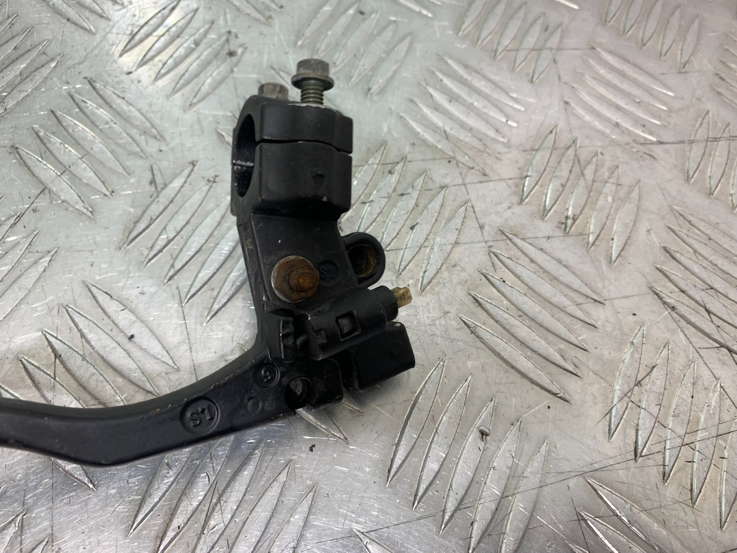 QINGQI QM125 GY-2B CLUTCH LEVER AND BRACKET  YEAR 2016 (CMB1228)