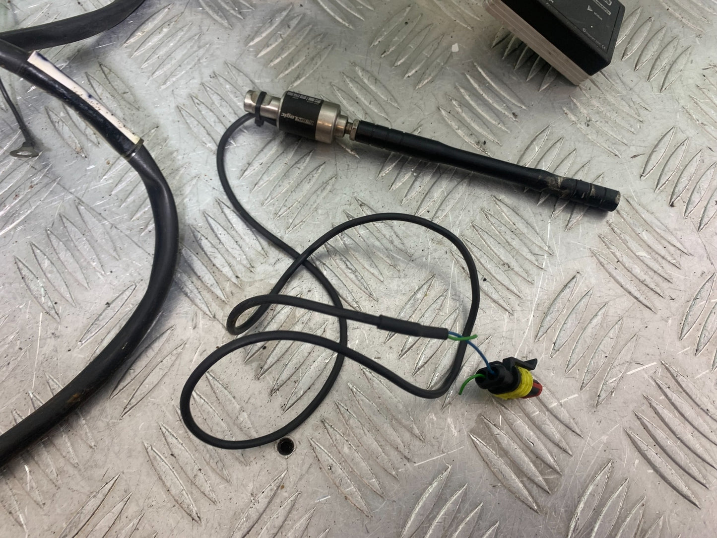 YAMAHA YZF R1 QUICKSHIFTER  YEAR 2004-2006 (CMB1155)