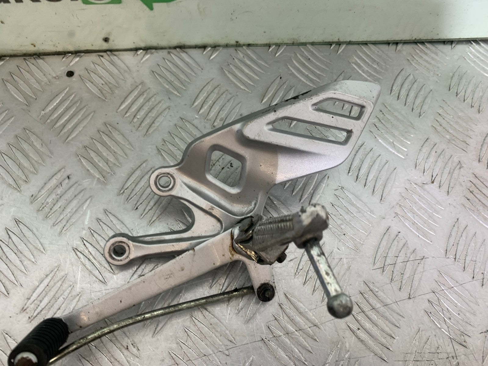 YAMAHA YZF-R125 YZF 125 FRONT LEFT HANGER  YEAR 2019-2022 (CMB1263)