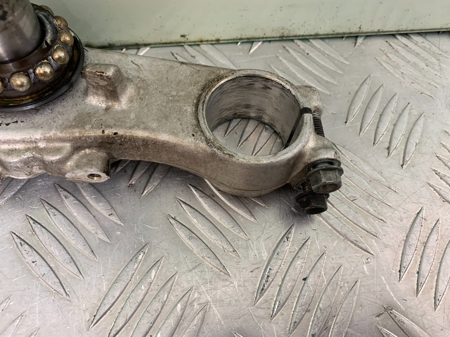 SUZUKI GSF1200 GSF 1200 BANDIT BOTTOM YOKE   YEAR 2001-2004 (CMB1188)