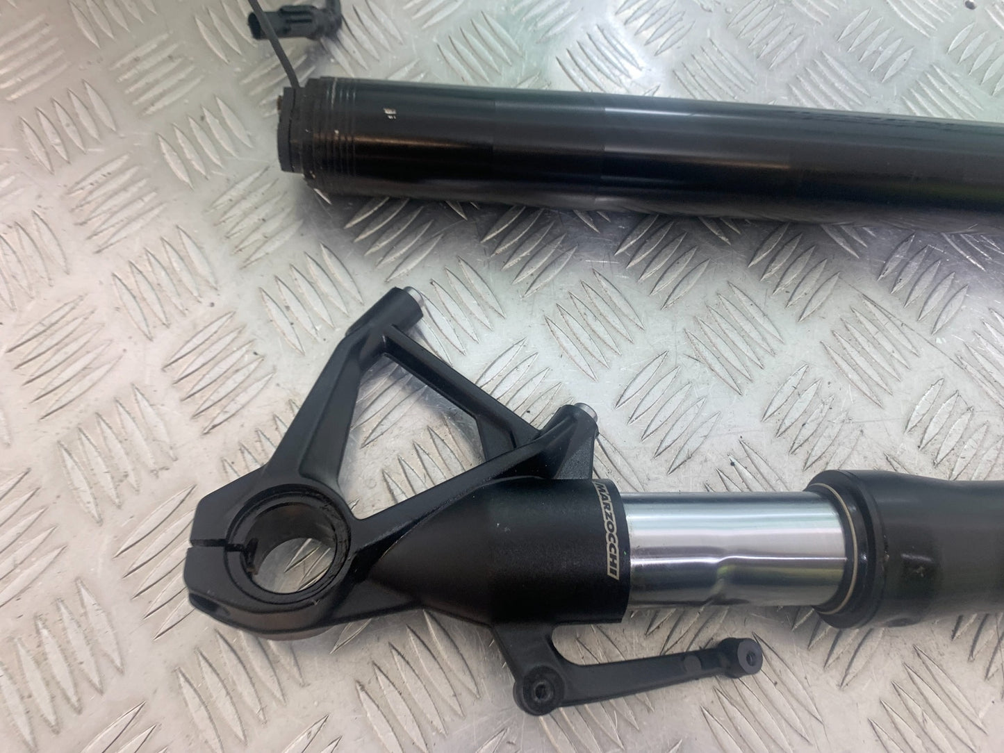 BMW M1000 R FORKS (BENT-DAMAGED)  YEAR 2023-2024 (CMB1140)