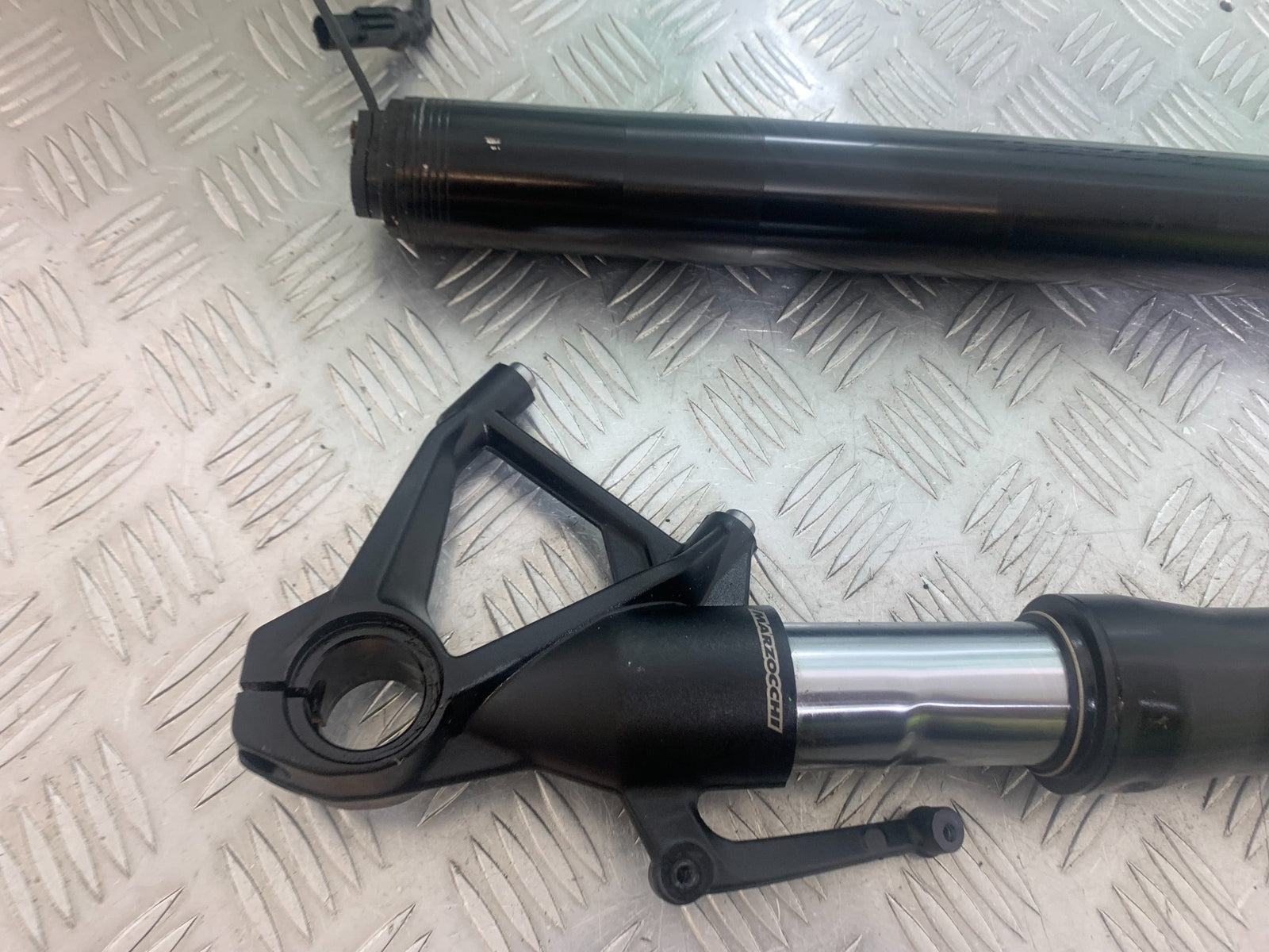 BMW M1000 R FORKS (BENT-DAMAGED)  YEAR 2023-2024 (CMB1140)