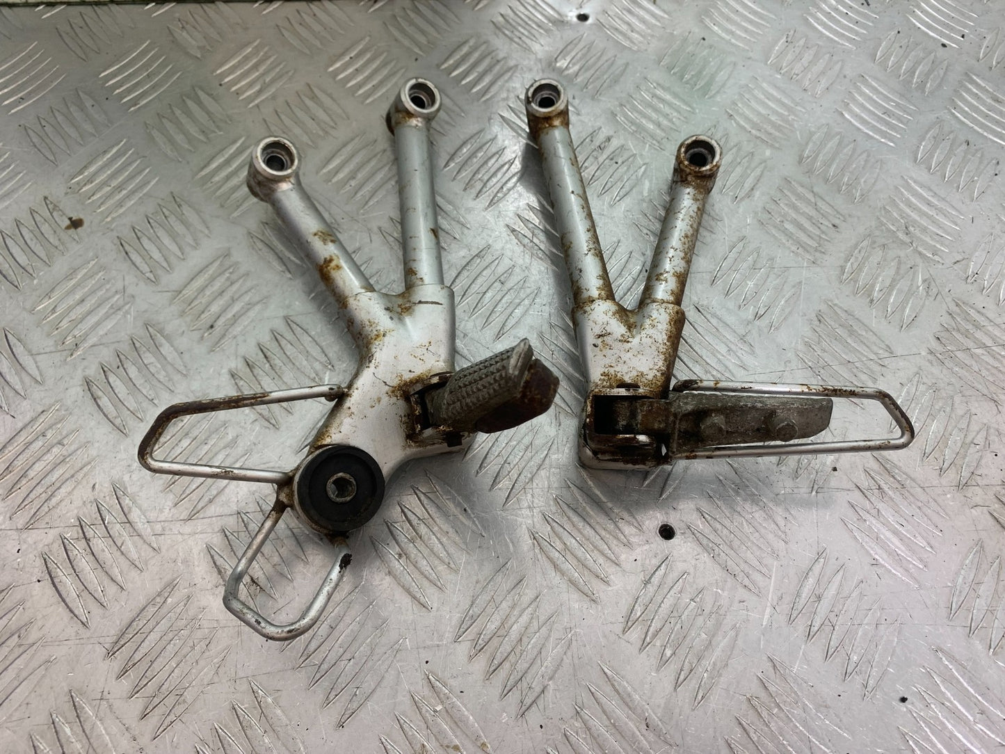 SUZUKI GSF600 GSF 600 BANDIT REAR HANGERS  2000-2004 (CMB1269)