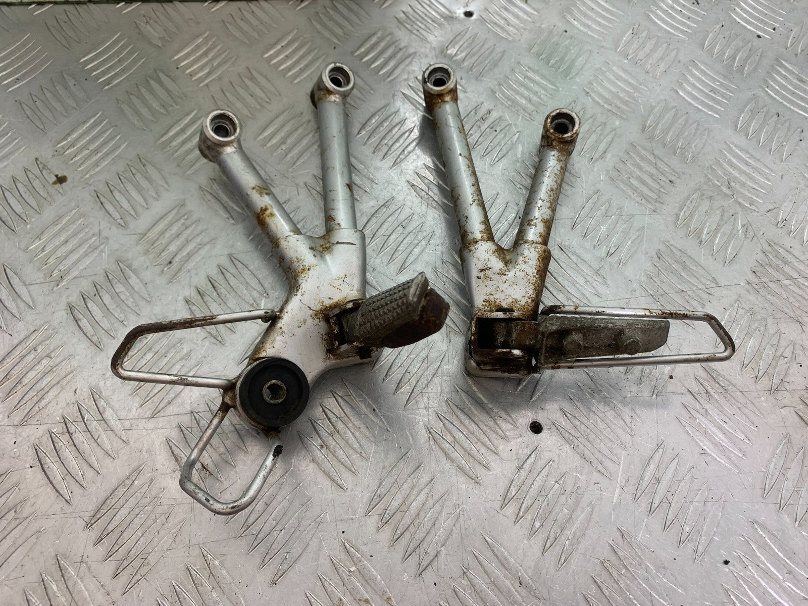 SUZUKI GSF600 GSF 600 BANDIT REAR HANGERS  2000-2004 (CMB1269)