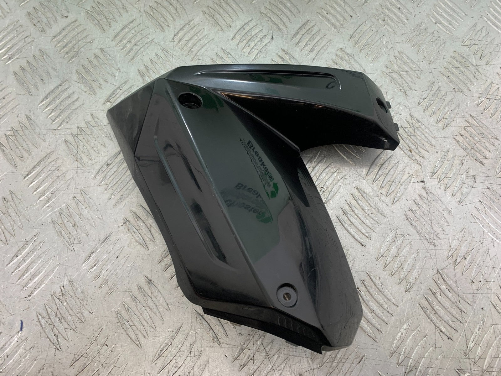 KAWASAKI ZX10R ZX10 R LEFT FAIRING INFILL PANEL   2008-2010 (CMB1301)