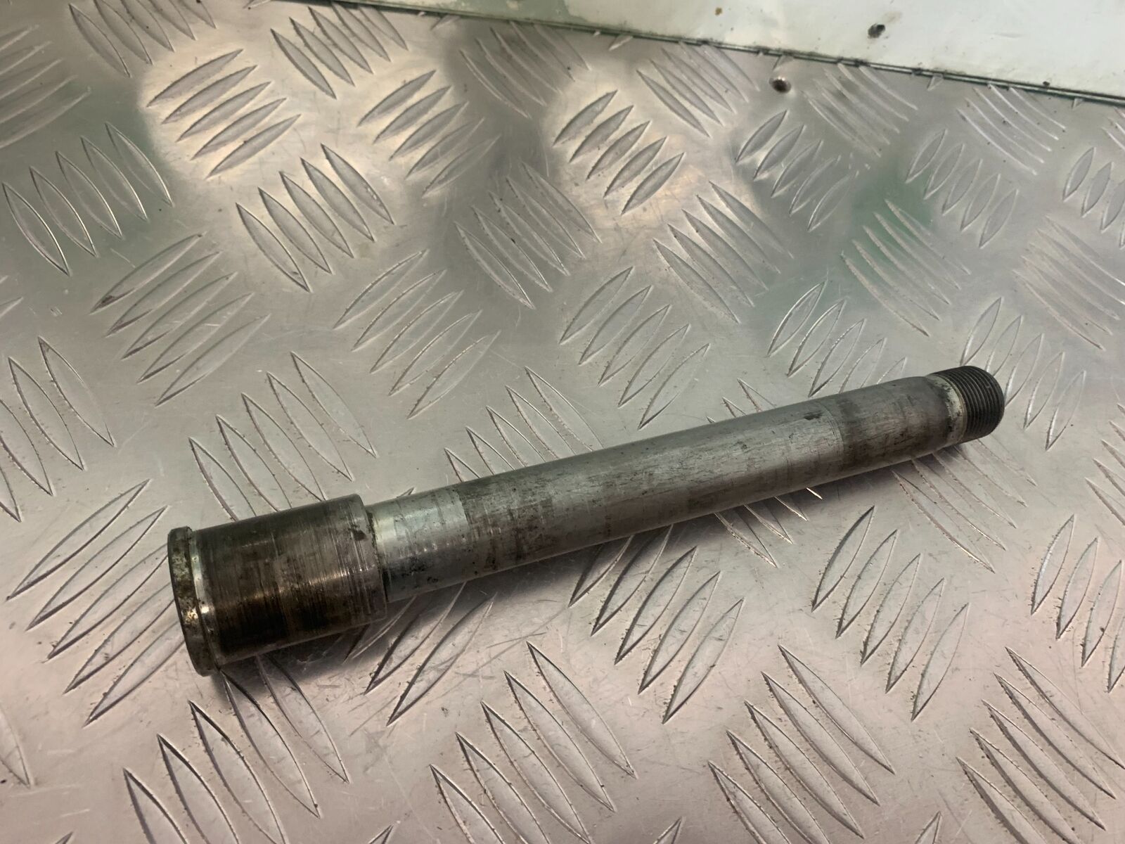 KAWASAKI ZX6R ZX6 J FRONT WHEEL SPINDLE YEAR 2000 (STOCK 947)