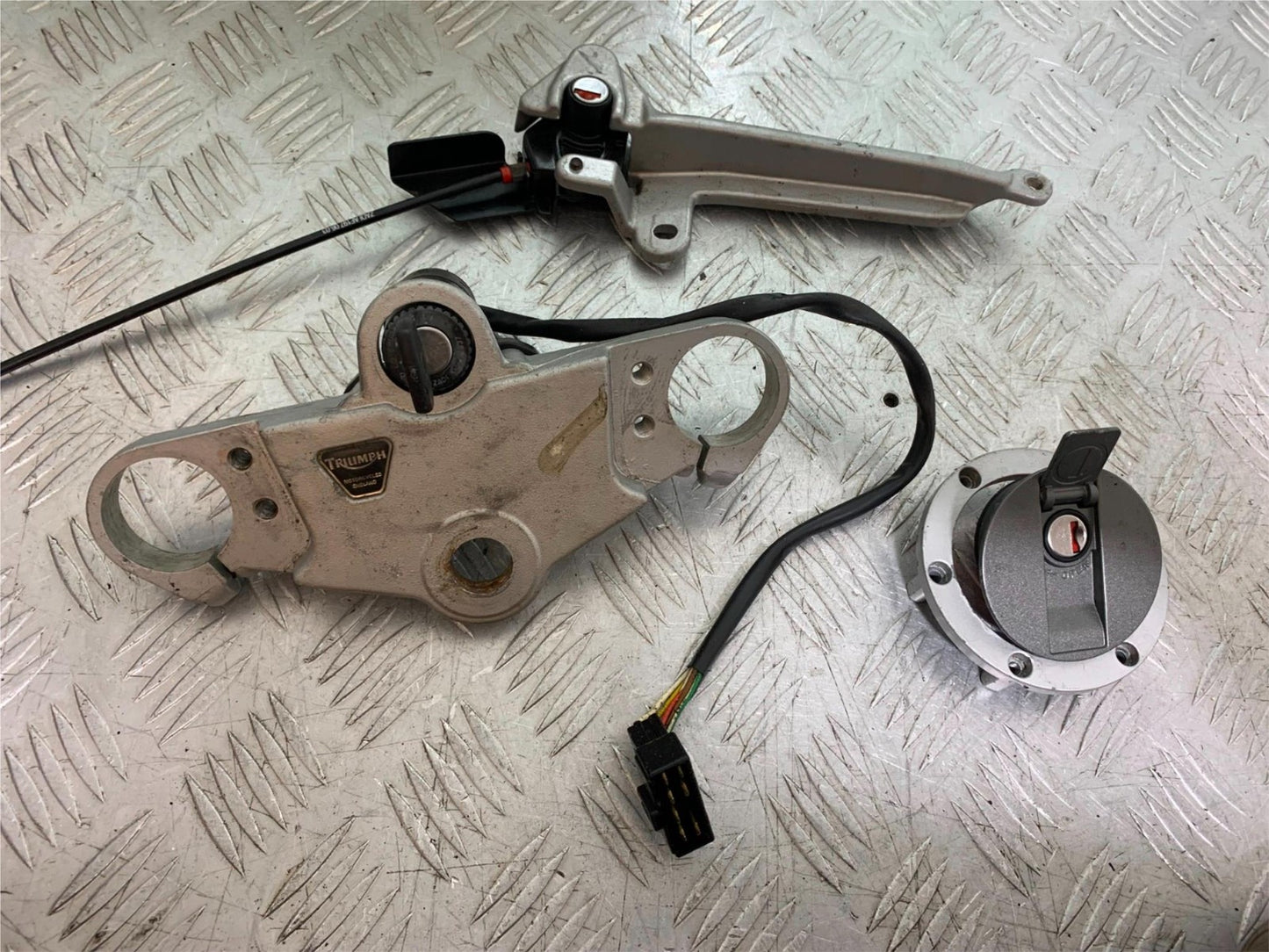 TRIUMPH 955I SPRINT RS LOCKS AND KEY   YEAR 1999-03 (CMB1313)