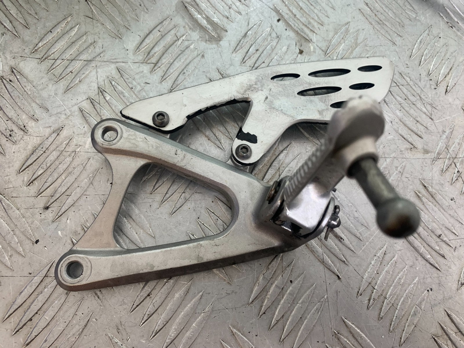 YAMAHA YZF R1 14 B BIG BANG FRONT LEFT HANGER   2009-14 (CMB1175)
