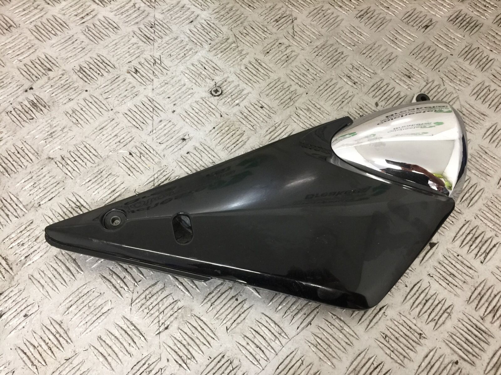SUZUKI GSF1200 GSF 1200 BANDIT RIGHT SIDE PANEL  YEAR 2001-2005 (STOCK 902)
