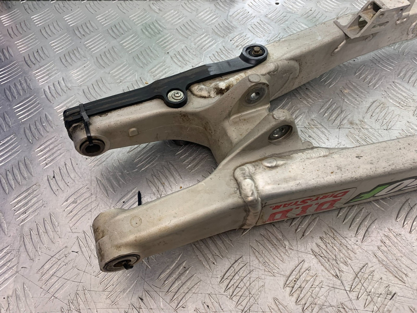 KAWASAKI KXF450 KXF 450 SWINGARM   YEAR 2013 CMB1217)