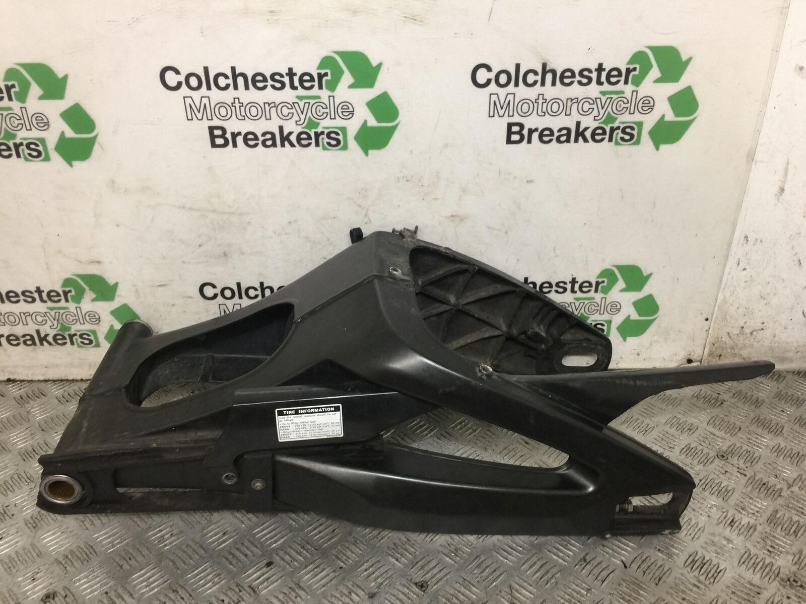 YAMAHA FZ1-N  SWINGARM  YEAR 2006-2012  (STOCK 787)