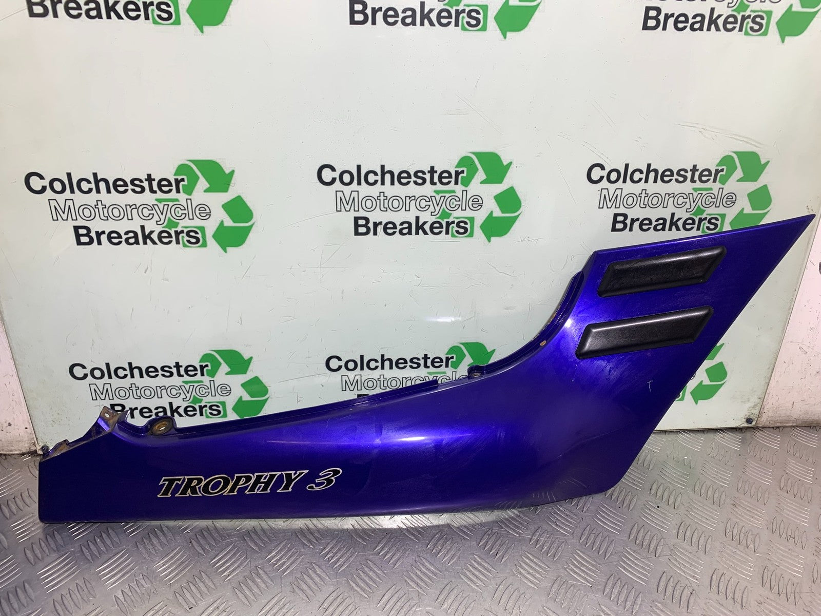 TRIUMPH TROPHY 900 RIGHT SEAT PANEL   YEAR 1991-95 (CMB1251)
