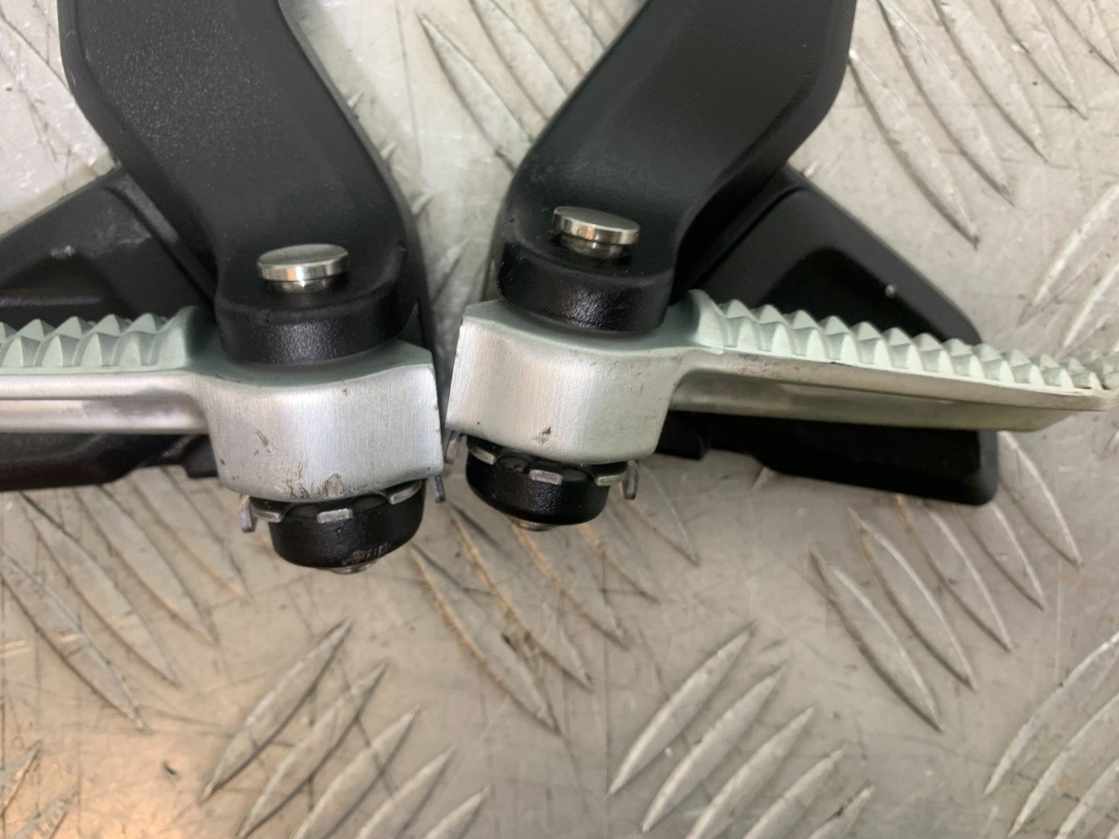 TRIUMPH TRIDENT 660 REAR HANGER SAND PEGS   YEAR 2021-2024 (CMB1295)