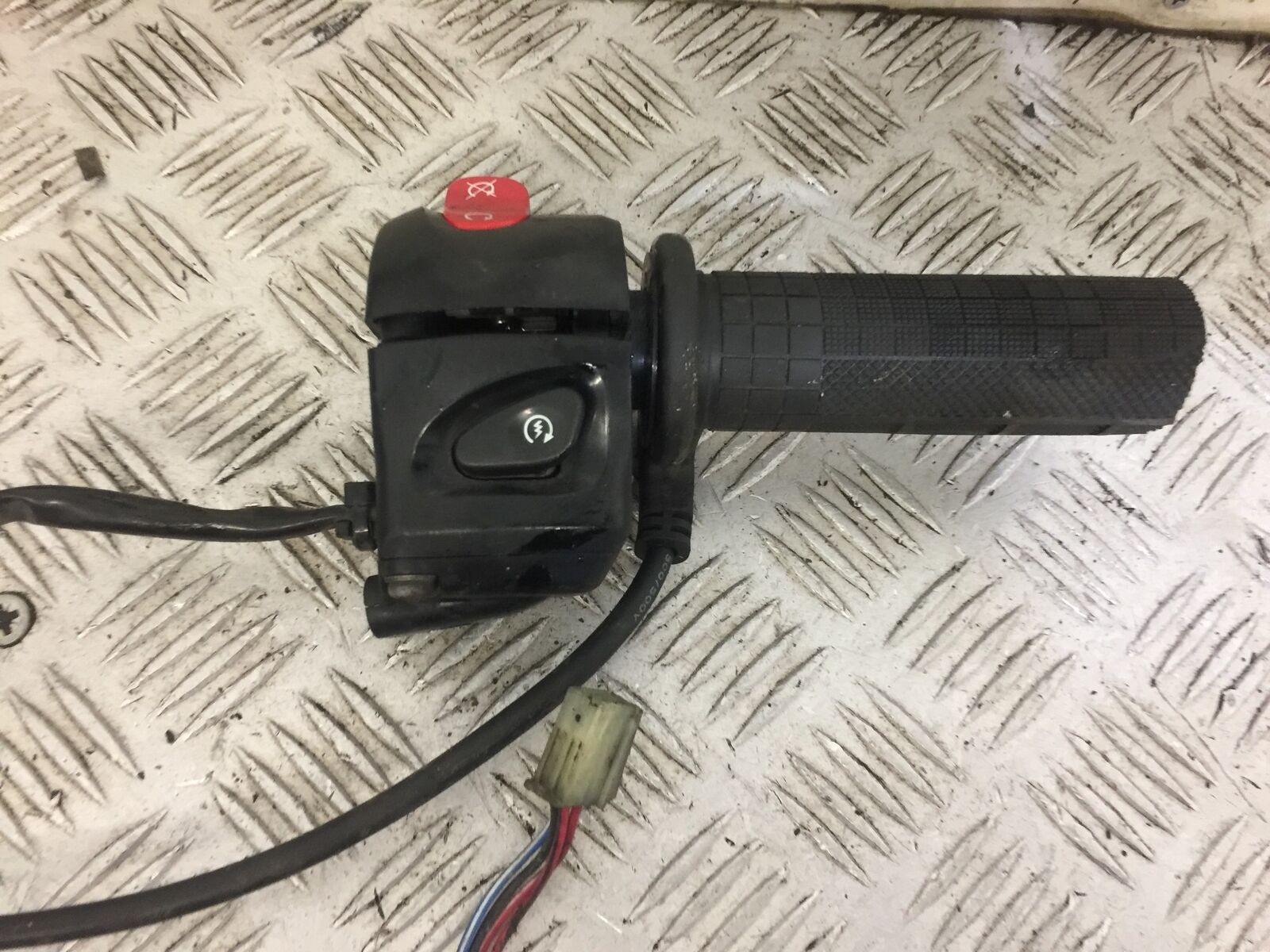 YAMAHA XT660 Z TENERE RIGHT SWITCH GEAR   YEAR 2012  (STOCK 661)