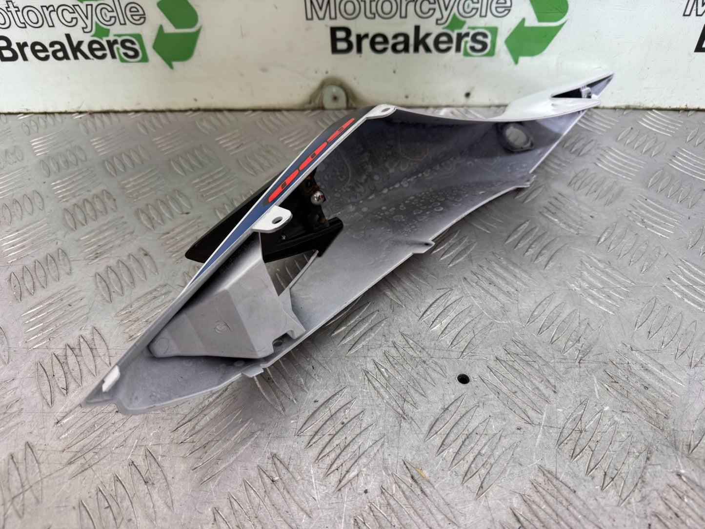 SUZUKI GSXR 600 GSXR600 L1-L8 LEFT SEAT PANEL YEAR 2011-2017