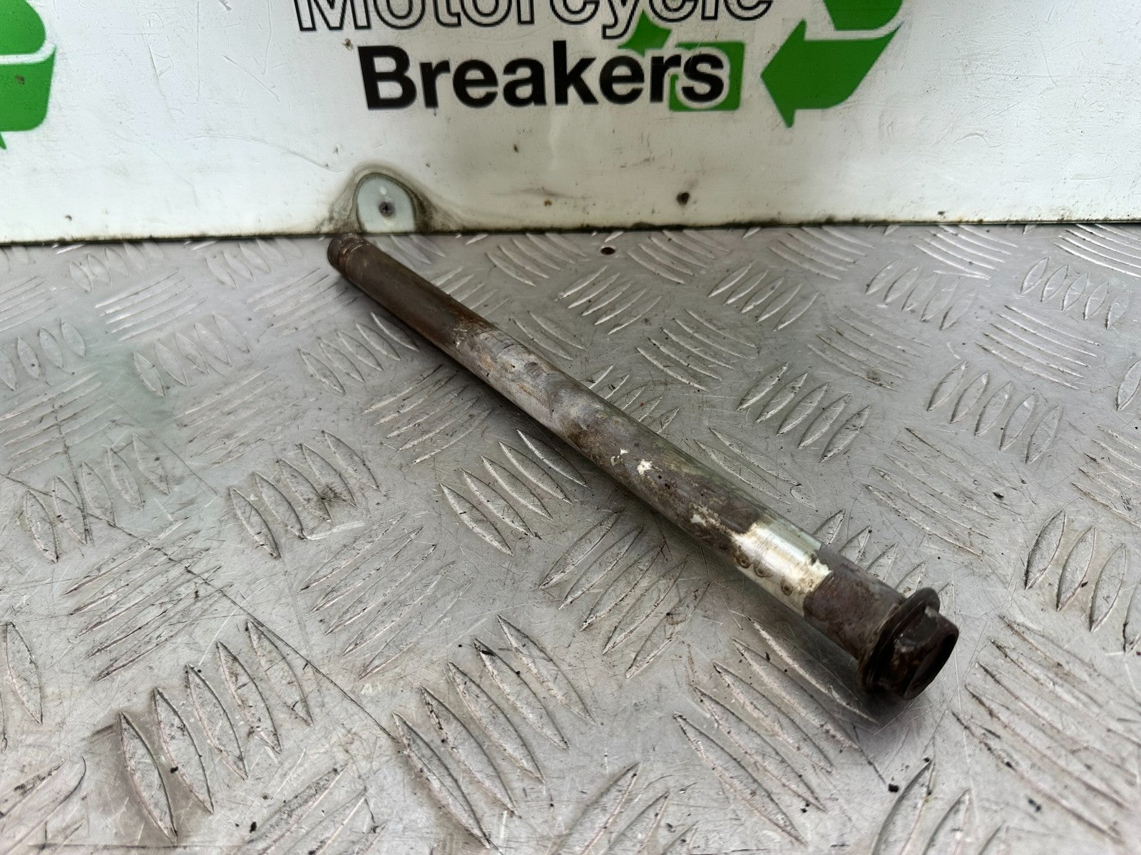 KAWASAKI ER6 F ER6F REAR SWINGARM SPINDLE YEAR 2005-2008 (CMB1178)