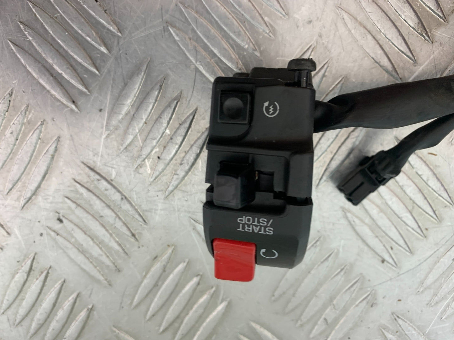 KAWASAKI ZX10R ZX 10R RIGHT SWITCH GEAR   YEAR 2011-2015 (CMB1154)