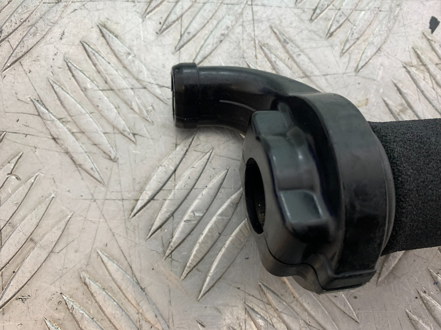 TRIUMPH SPEED TRIPLE R 1050 THROTTLE AND GRIP    2009 (CMB1183)