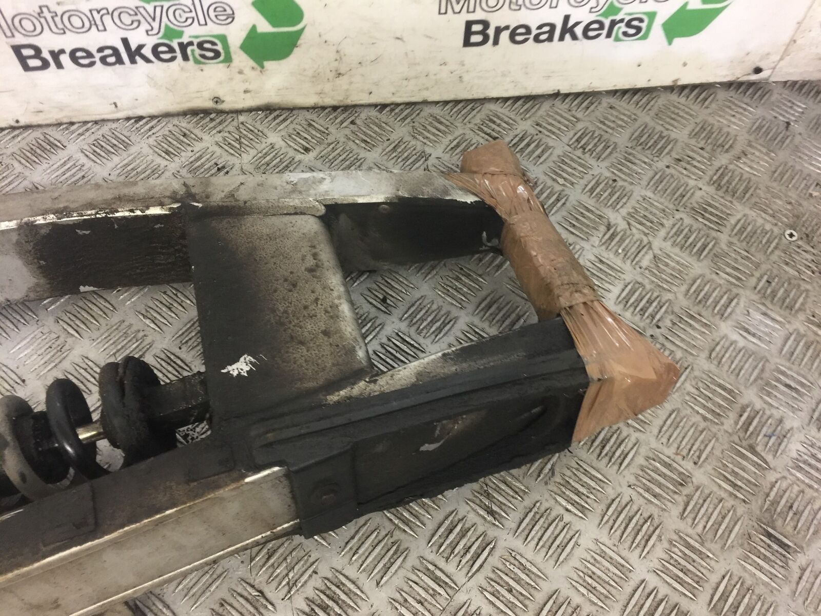 YAMAHA FZ6 REAR SHOCK AND SWINGARM  YEAR 2005  (STOCK 589)