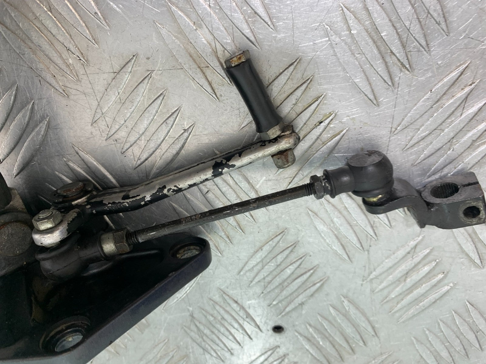 KAWASAKI ZZR1100 D FRONT LEFT HANGER YEAR 1993-2001 (CMB1189)