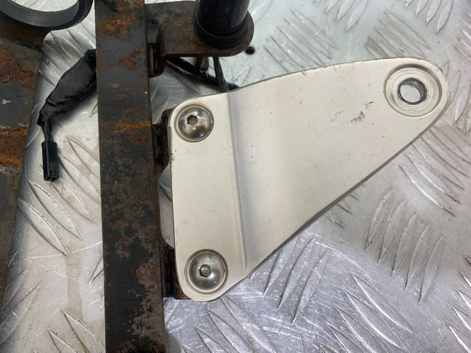 SUZUKI GSF1200  GSF 1200 BANDIT HEADLIGHT BRACKETS  YEAR 1997-2000 (CMB1149)