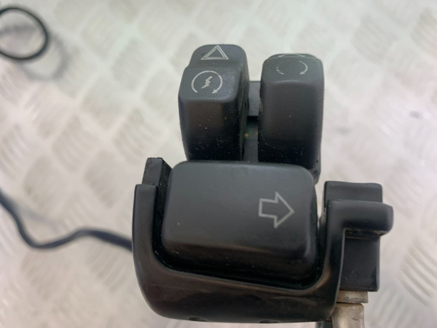 HARLEY DAVIDSON XL883 N IROD RIGHT SWITCH GEAR (DAMAGED) YEAR 2020  (CMB1116)