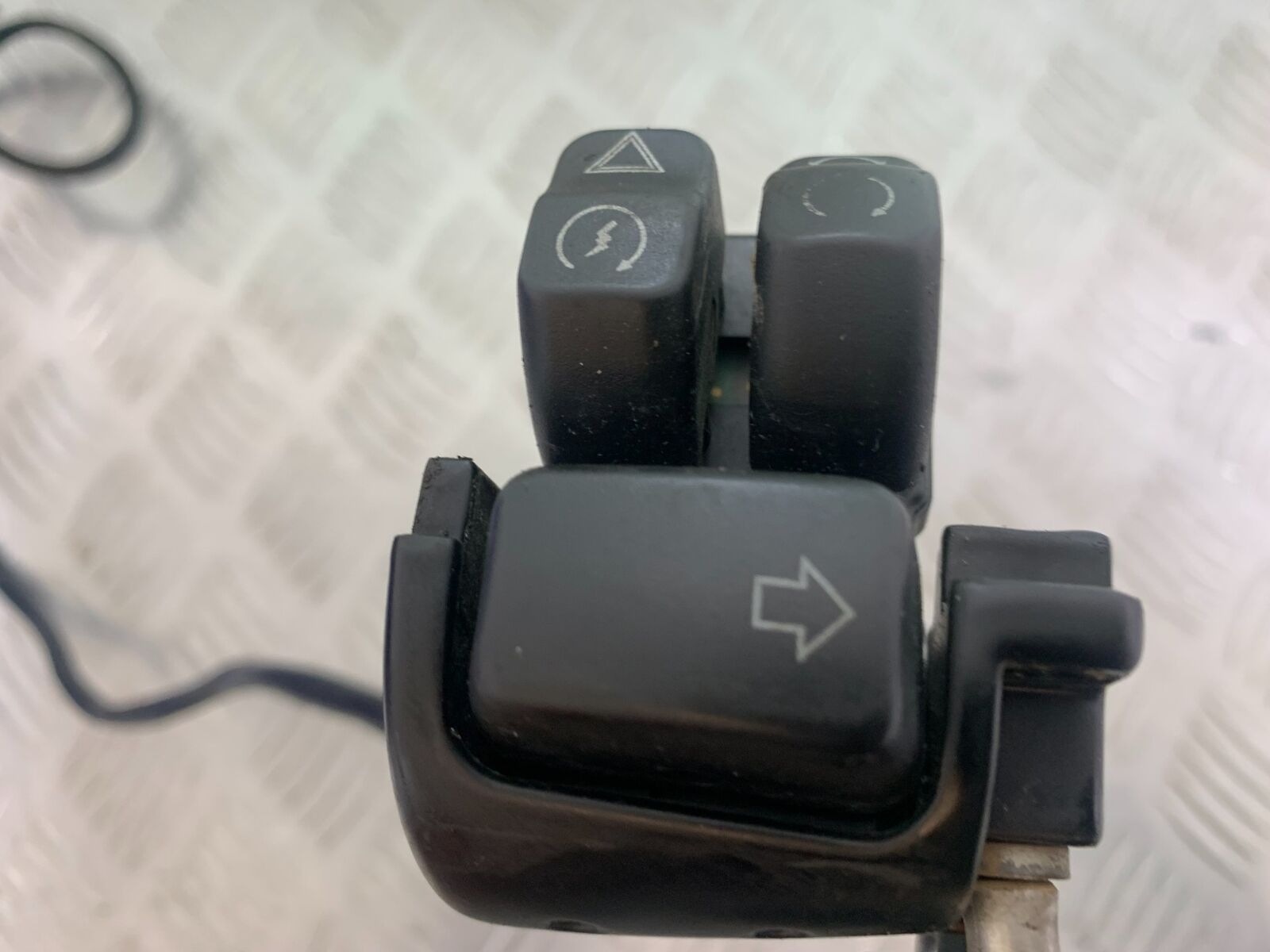 HARLEY DAVIDSON XL883 N IROD RIGHT SWITCH GEAR (DAMAGED) YEAR 2020  (CMB1116)