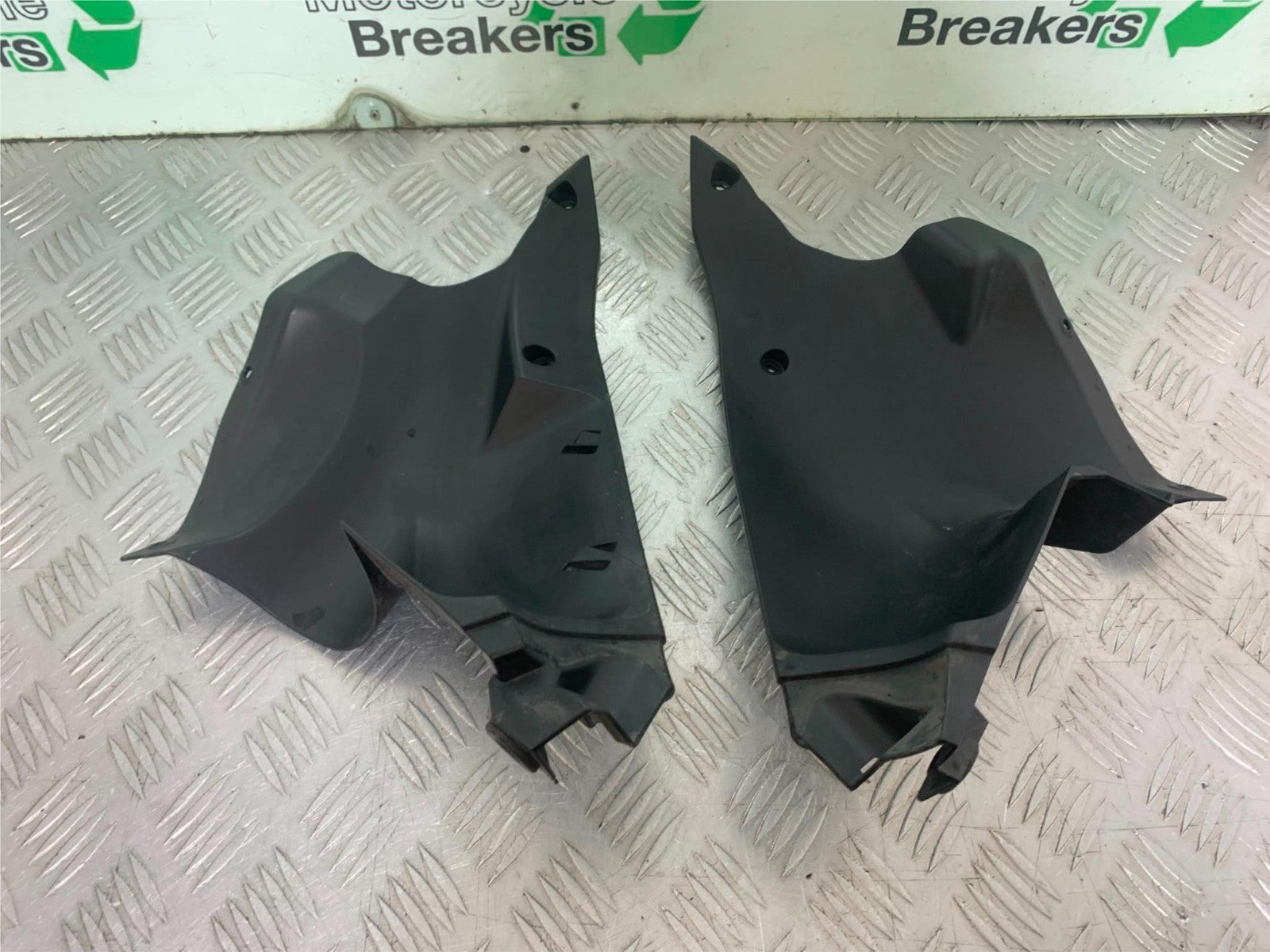 YAMAHA YZF-R125 YZF 125 LEFT AND RIGHT INNER INFILLS YEAR 2019-2022 (CMB1263)