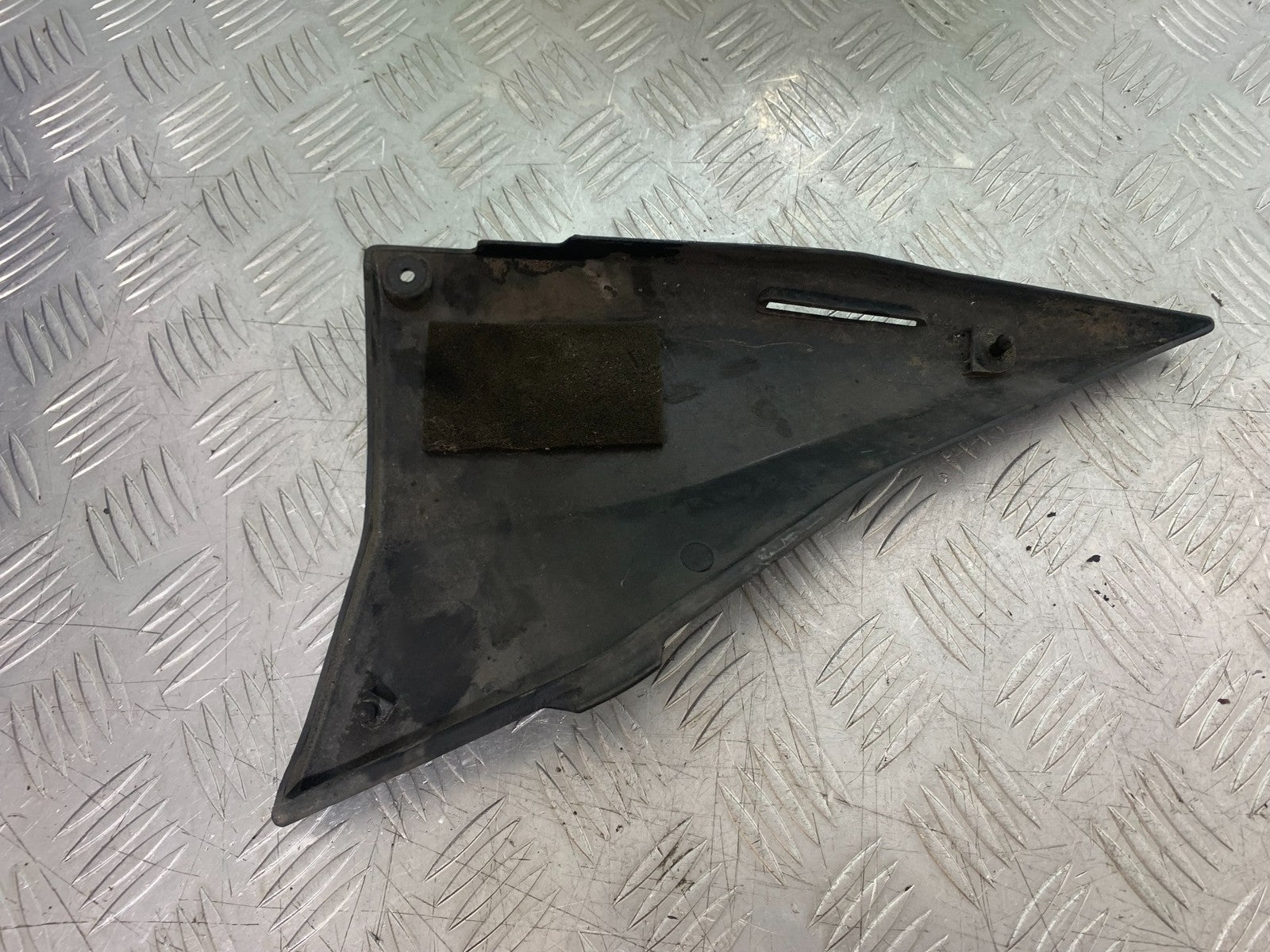KAWASAKI Z750 Z 750 LEFT SEAT PANEL  YEAR 2004-2006  (CMB1234)