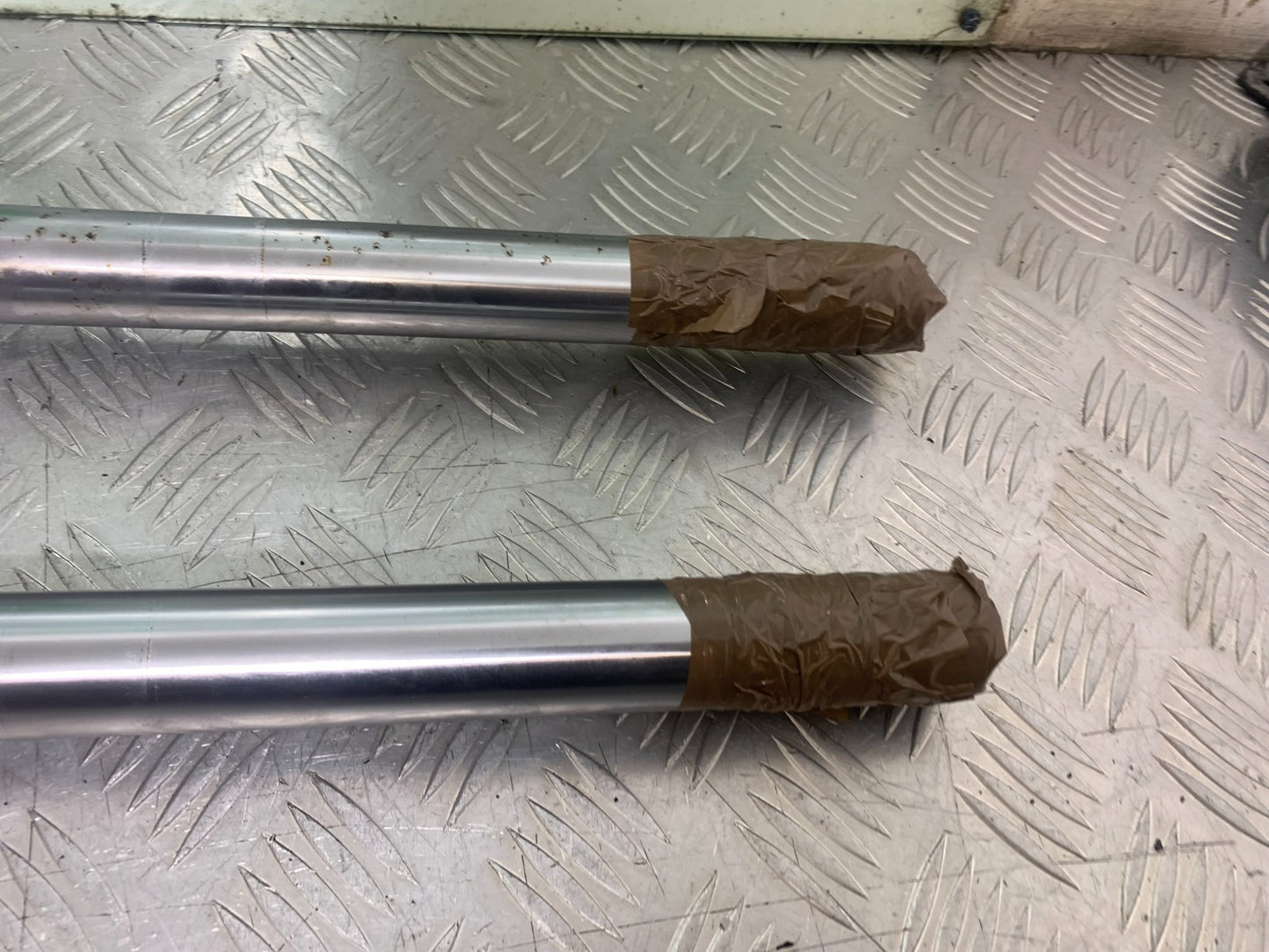 KAWASAKI GPZ600 GPZ 600 FORKS  YEAR 1988-90 (CMB1258)