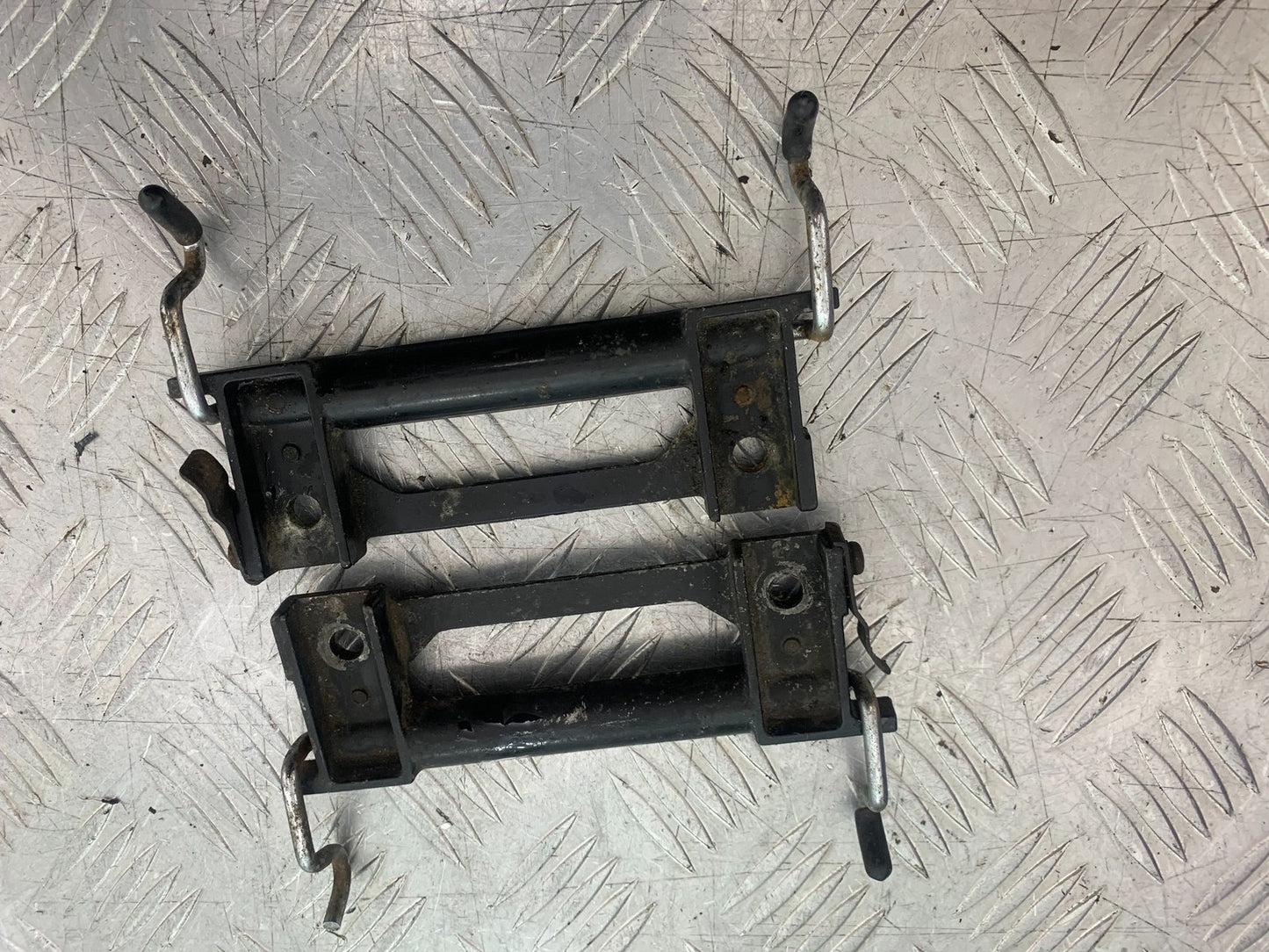 KAWASAKI GPZ600 GPZ 600 LUGGAGE HOOKS YEAR 1988-90 (CMB1258)
