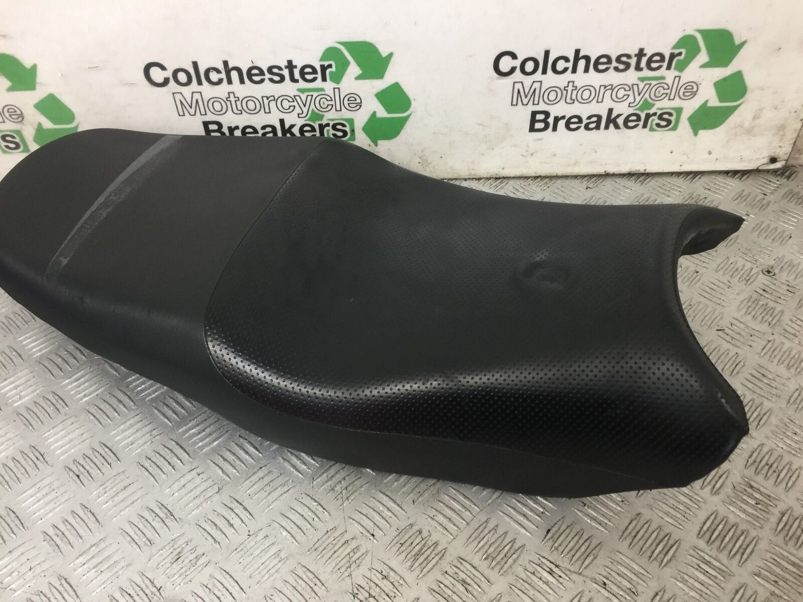 SUZUKI GSF600 GSF 600 BANDIT SEAT  YEAR 2002 (STOCK 852)