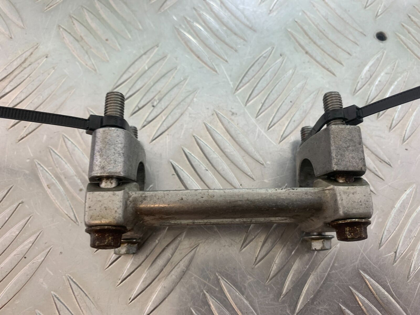 KAWASAKI ZR 750 ZEPHYR HANDLEBAR CLAMP YEAR 1991-95 (CMB1008)