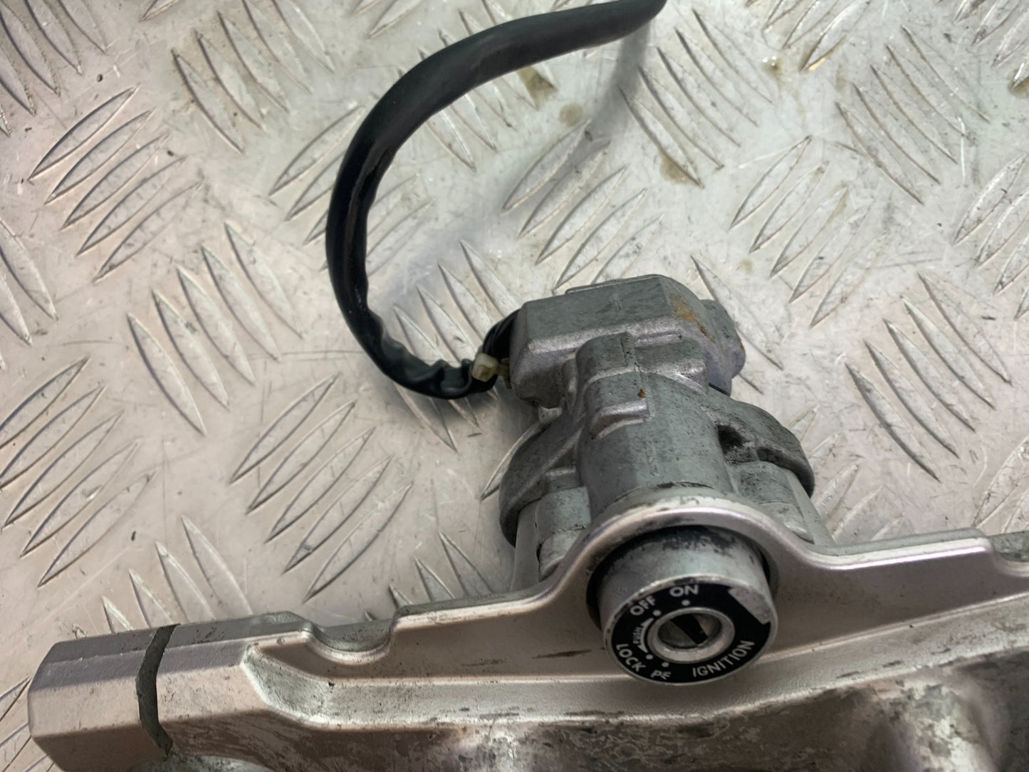 SUZUKI GSF600 GSF 600 BANDIT LOCKS AND KEY  YEAR 2001-2003 (CMB1157)