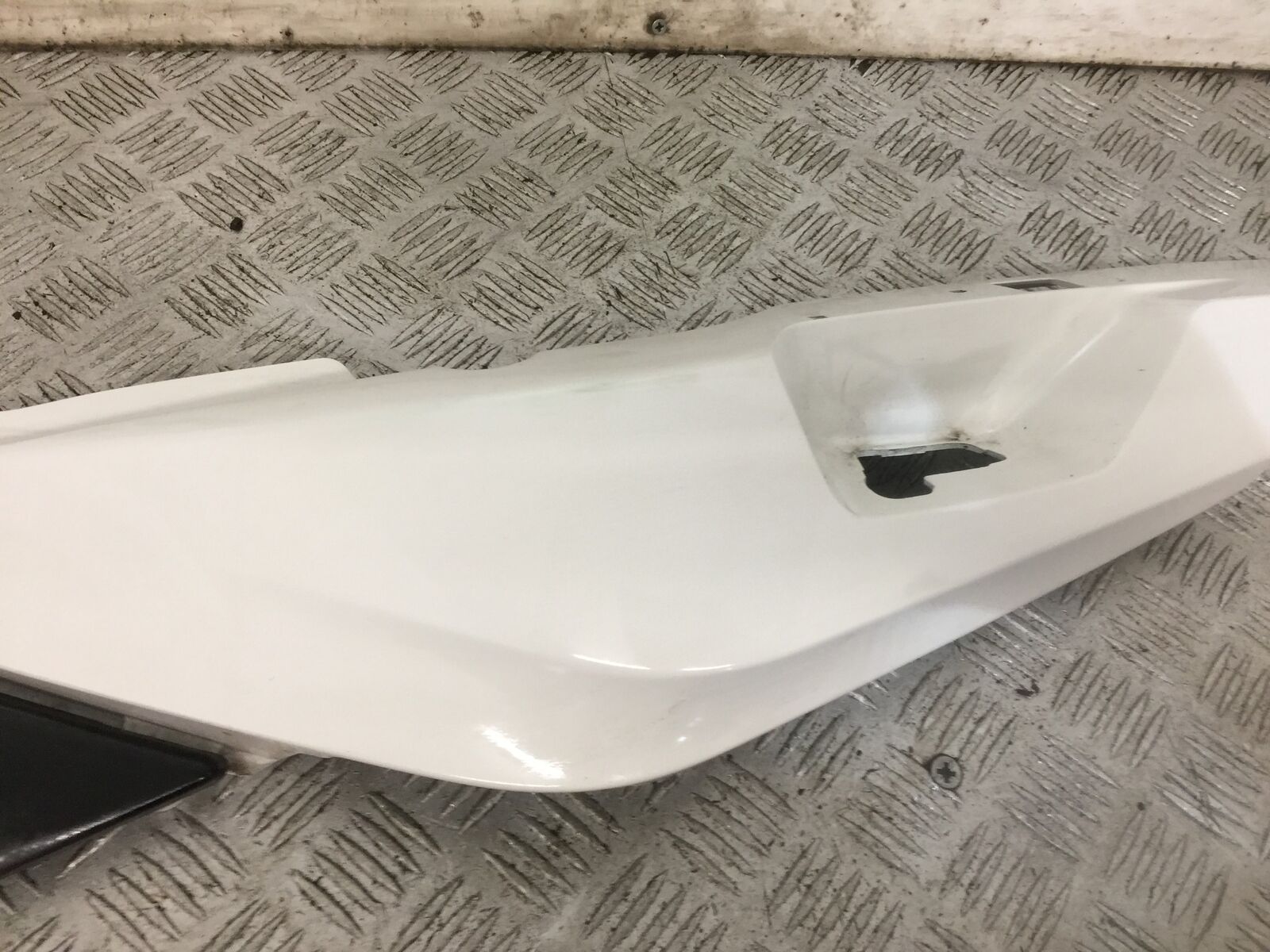 BMW R1250 R 1250 RT LEFT SEAT PANEL  YEAR 2023 (STOCK 907)