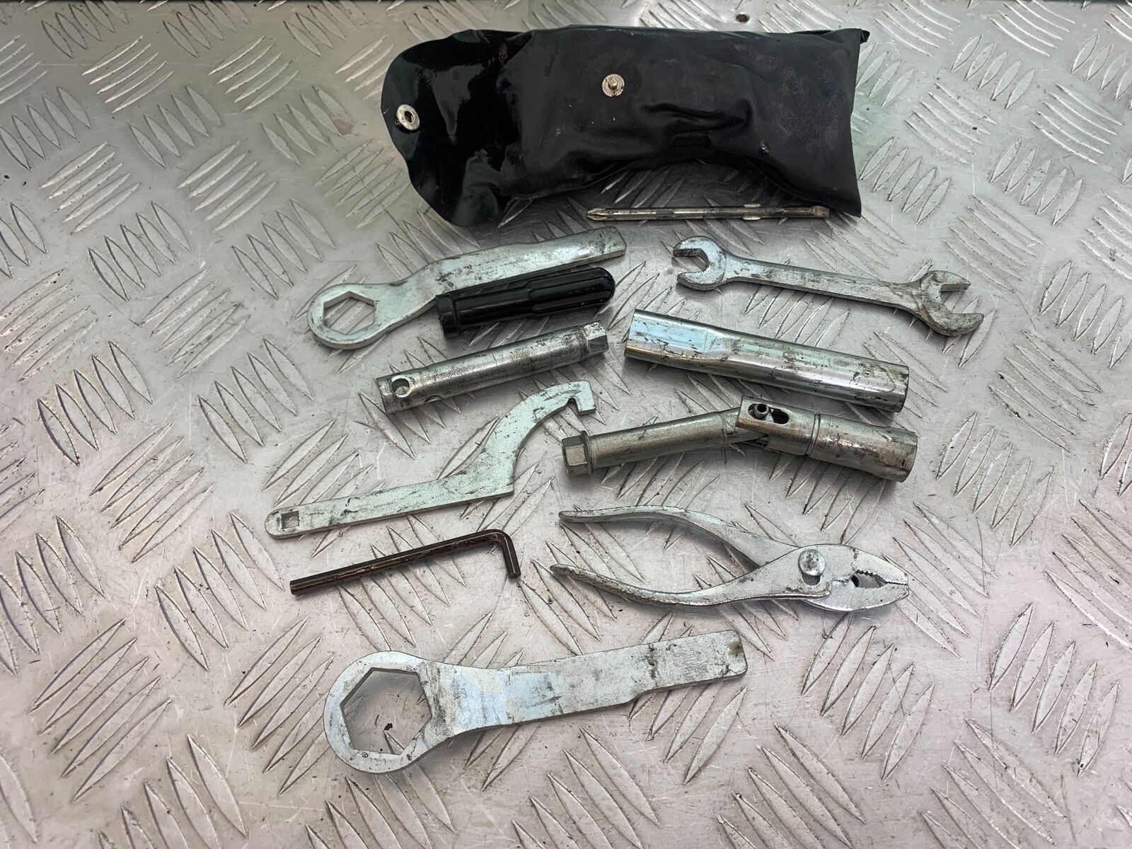 KAWASAKI Z750 Z 750 TOOL KIT   YEAR 2004-2006  (CMB1104)