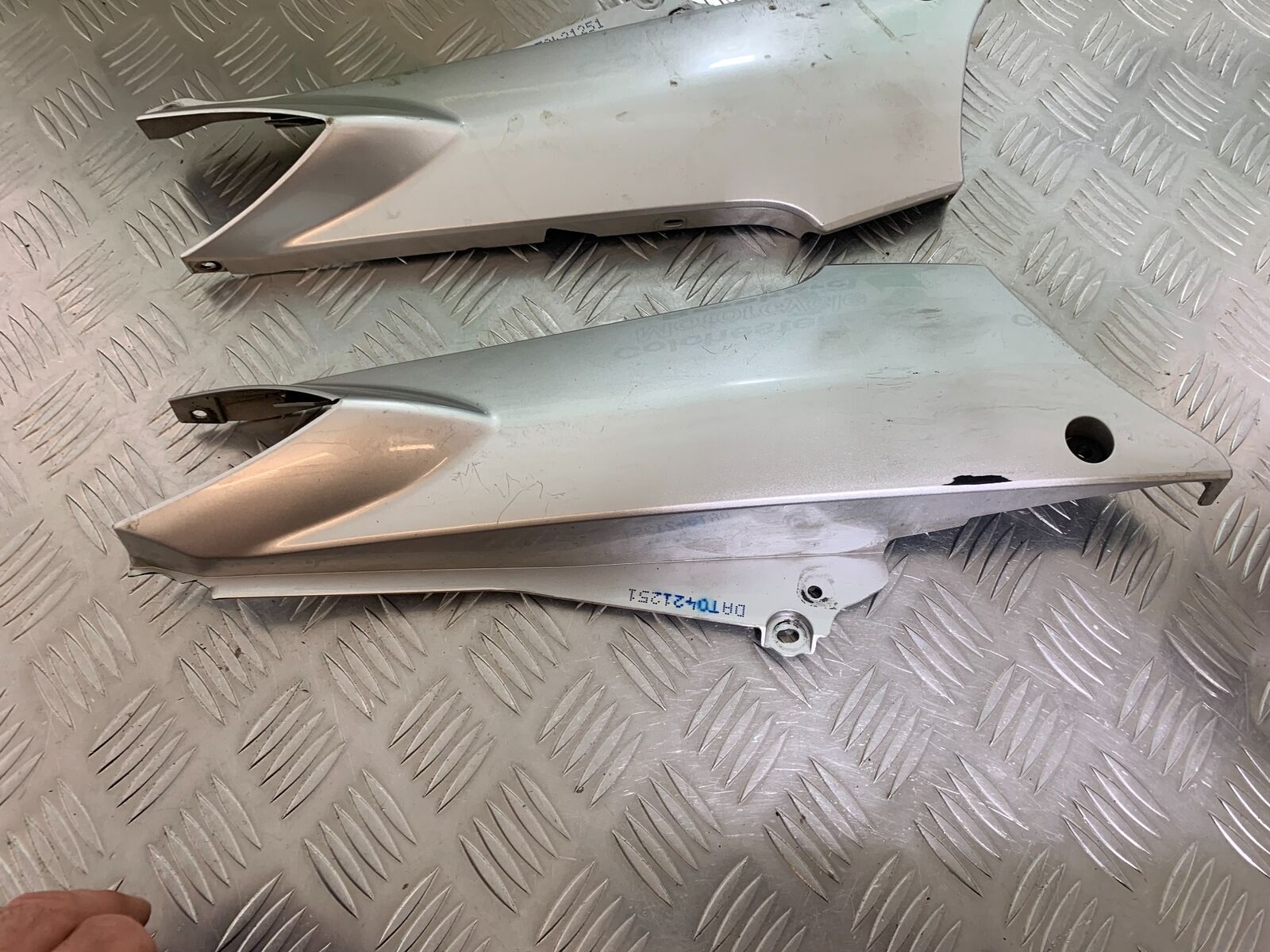 YAMAHA FJR1300 FJR 1300 LEFT AND RIGHT SEAT PANELS  YEAR 2001-05 (CMB1005)