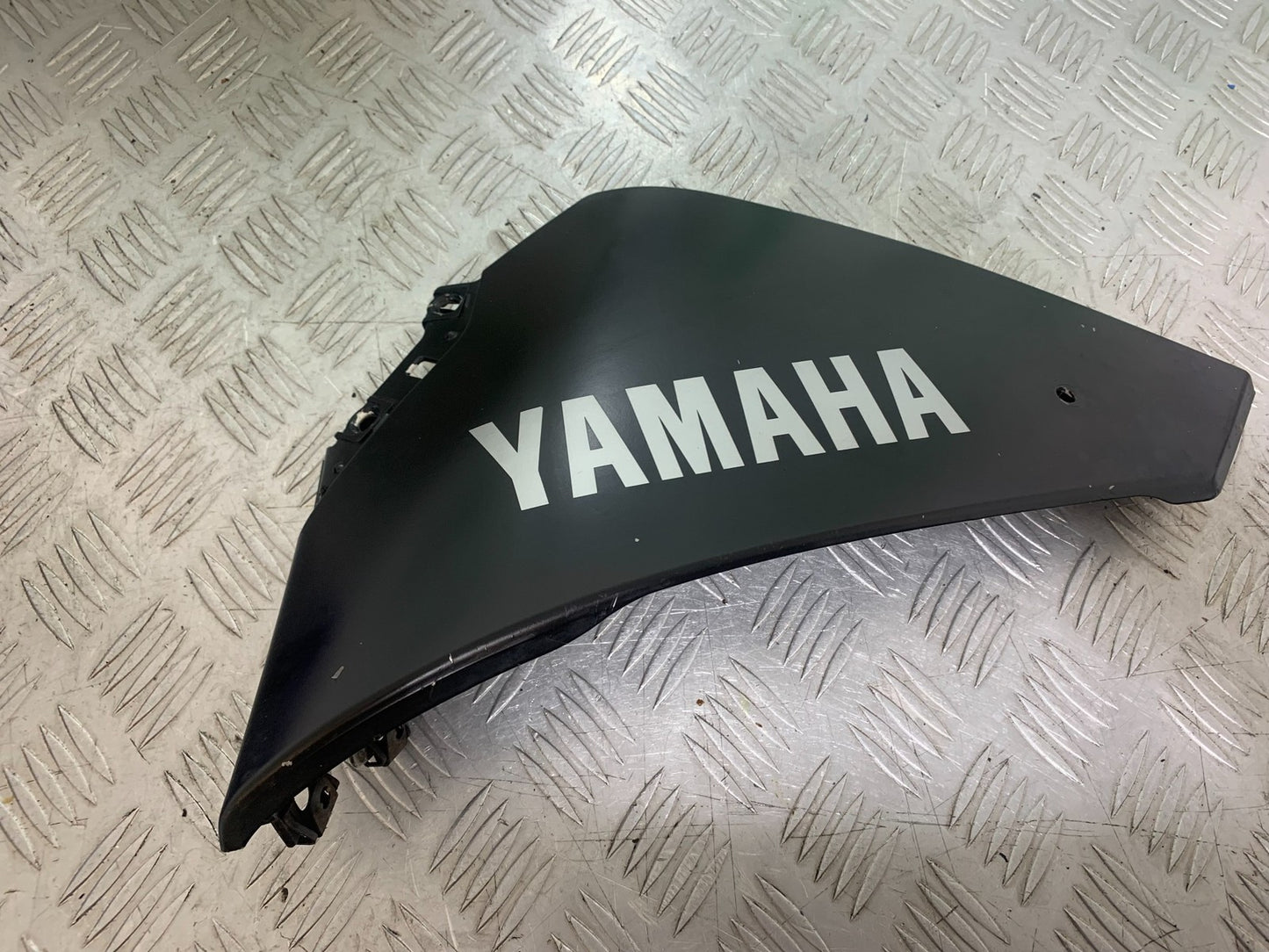 YAMAHA YZF R1 14 B BIG BANG LEFT LOWER FAIRING PANEL   2009-14 (CMB1175)