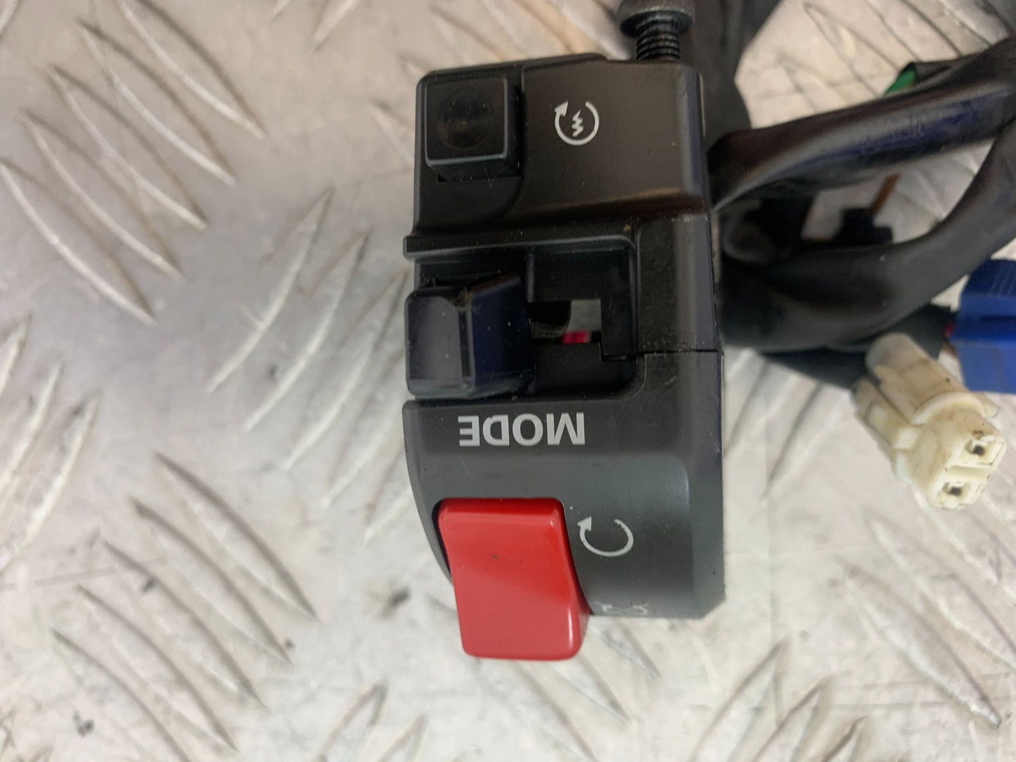 YAMAHA YZF R1 14 B BIG BANG RIGHT SWITCH GEAR   2009-14 (CMB1175)