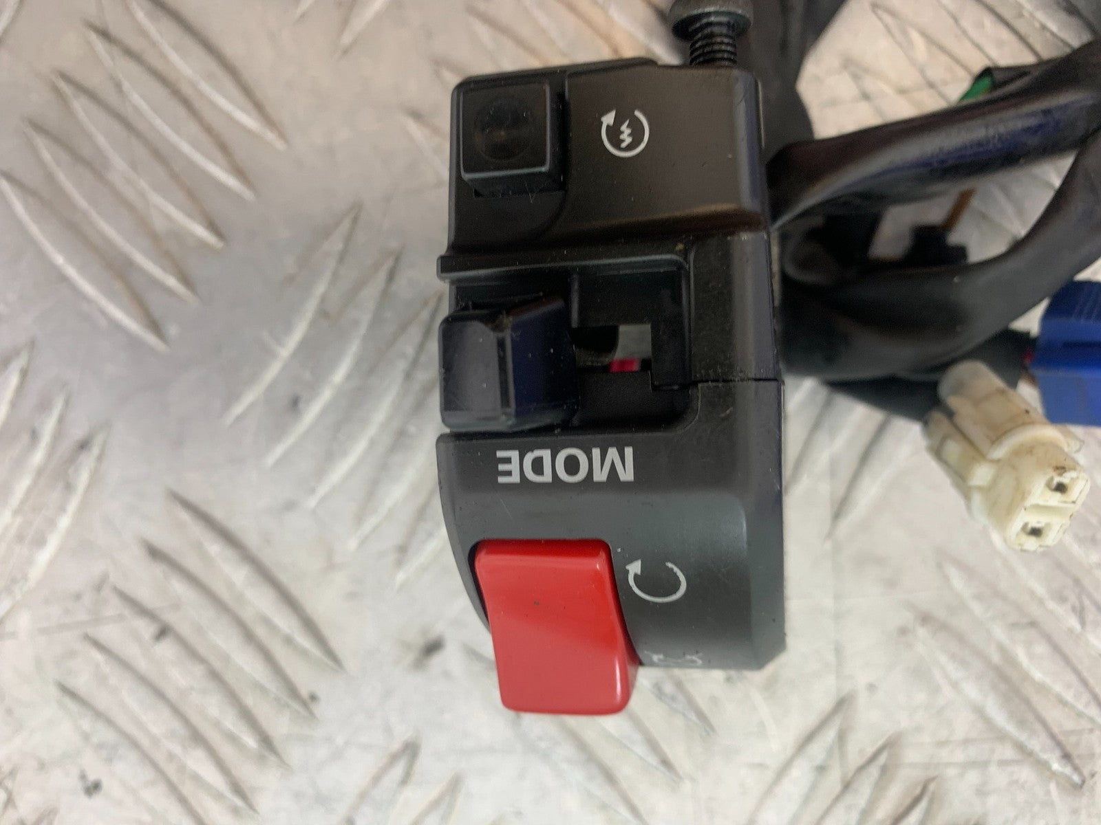 YAMAHA YZF R1 14 B BIG BANG RIGHT SWITCH GEAR   2009-14 (CMB1175)