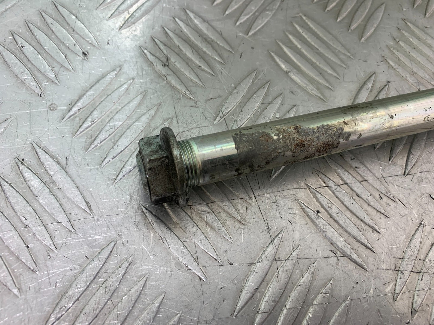 KAWASAKI ER6 N SWINGARM SPINDLE YEAR 2012-2017 (CMB1324)