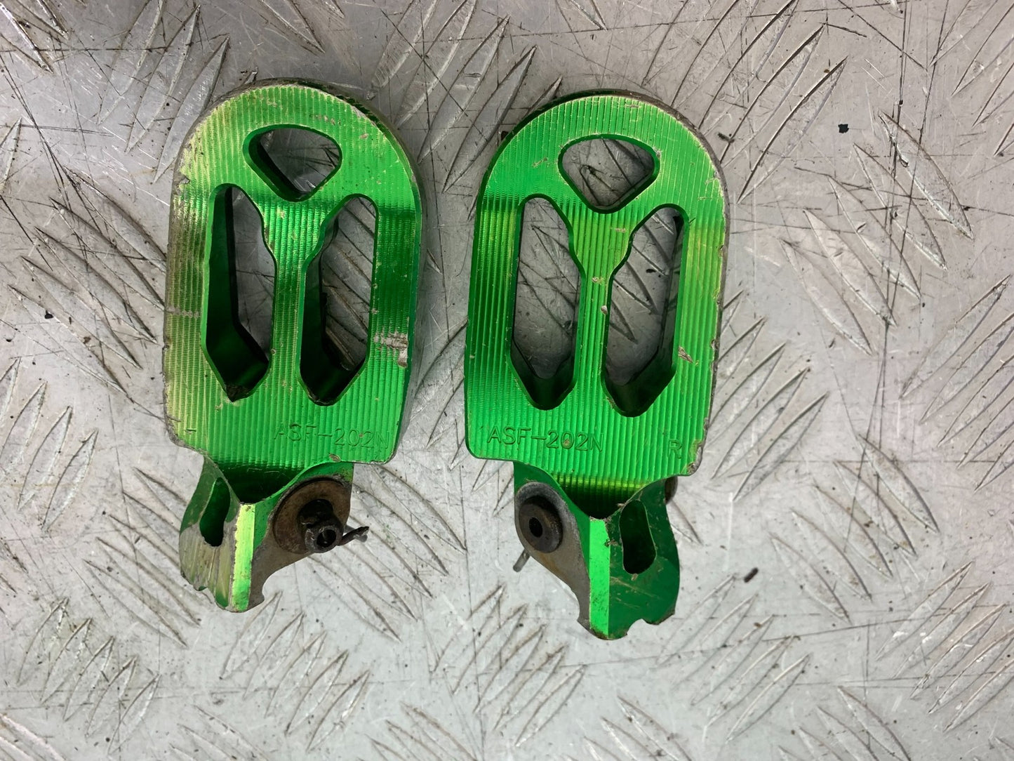 KAWASAKI KXF450 KXF 450 FOOTPEGS  YEAR 2013 CMB1217)