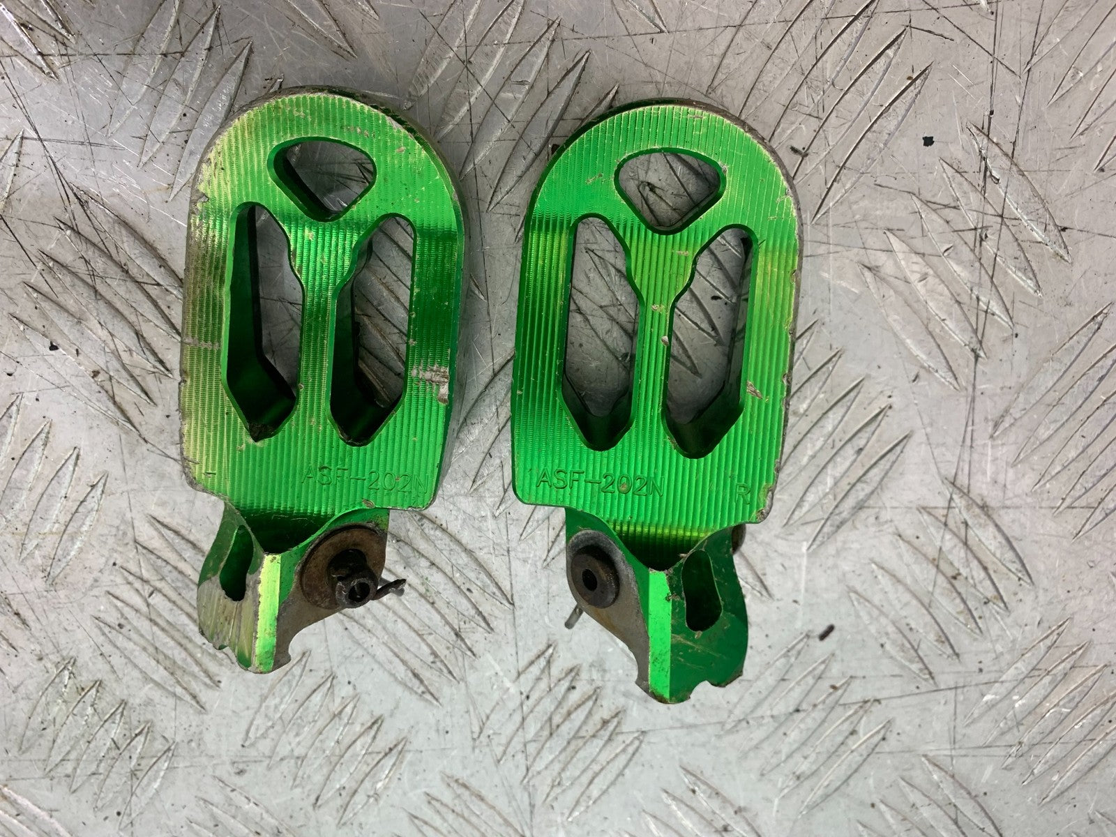 KAWASAKI KXF450 KXF 450 FOOTPEGS  YEAR 2013 CMB1217)
