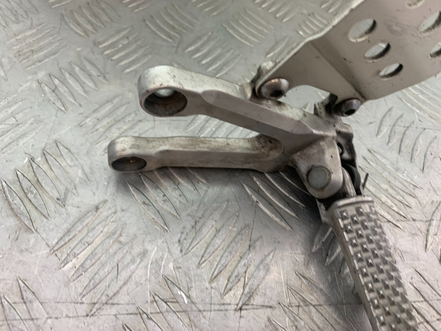HONDA CBR1000 rr FIREBLADE FRONT LEFT HANGER   YEAR 2006 (CMB1220)
