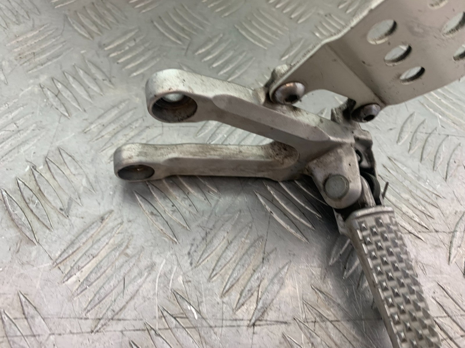 HONDA CBR1000 rr FIREBLADE FRONT LEFT HANGER   YEAR 2006 (CMB1220)