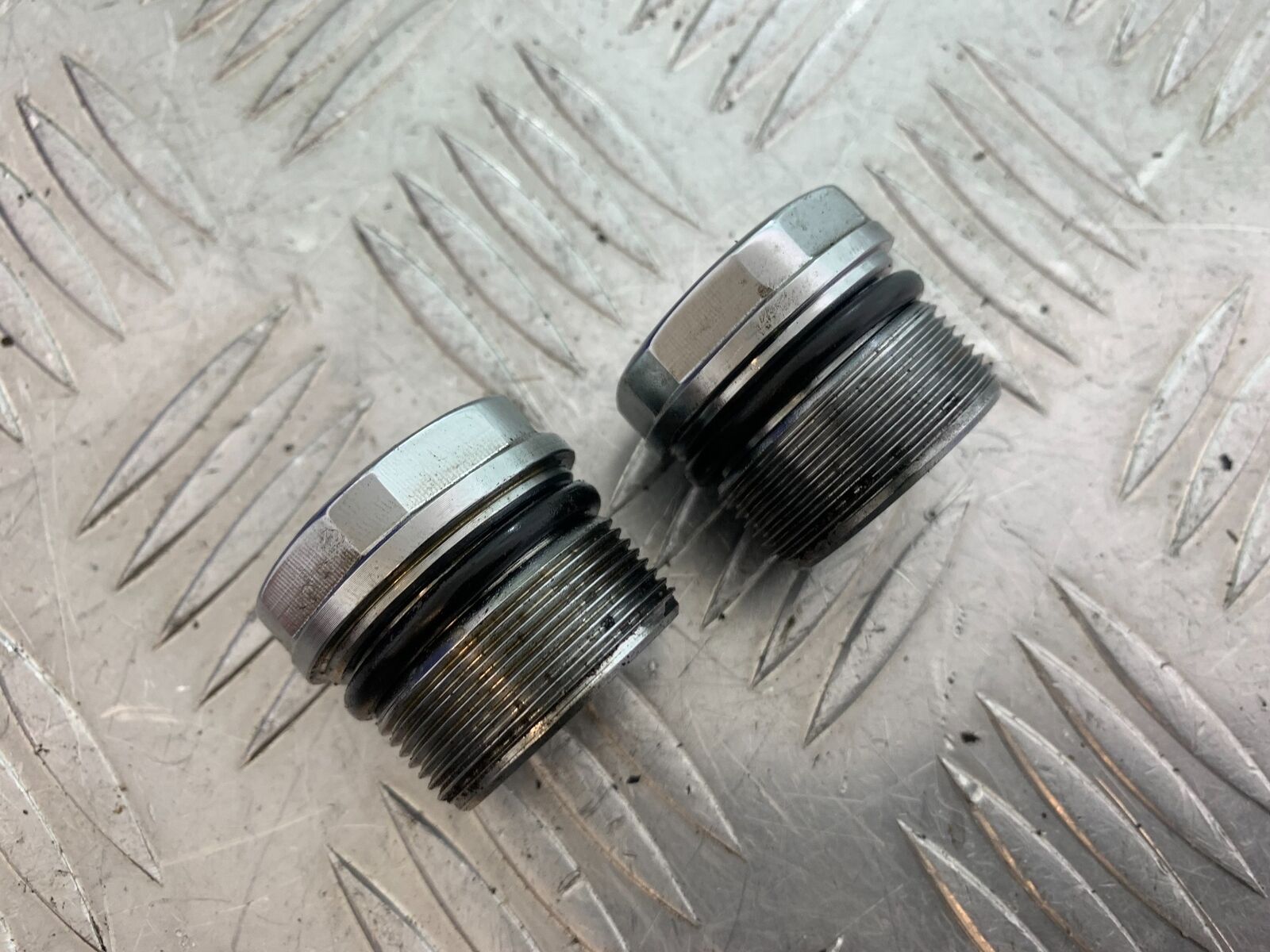 HARLEY DAVIDSON XL883 N IROD FORK CAPS YEAR 2020  (CMB1116)