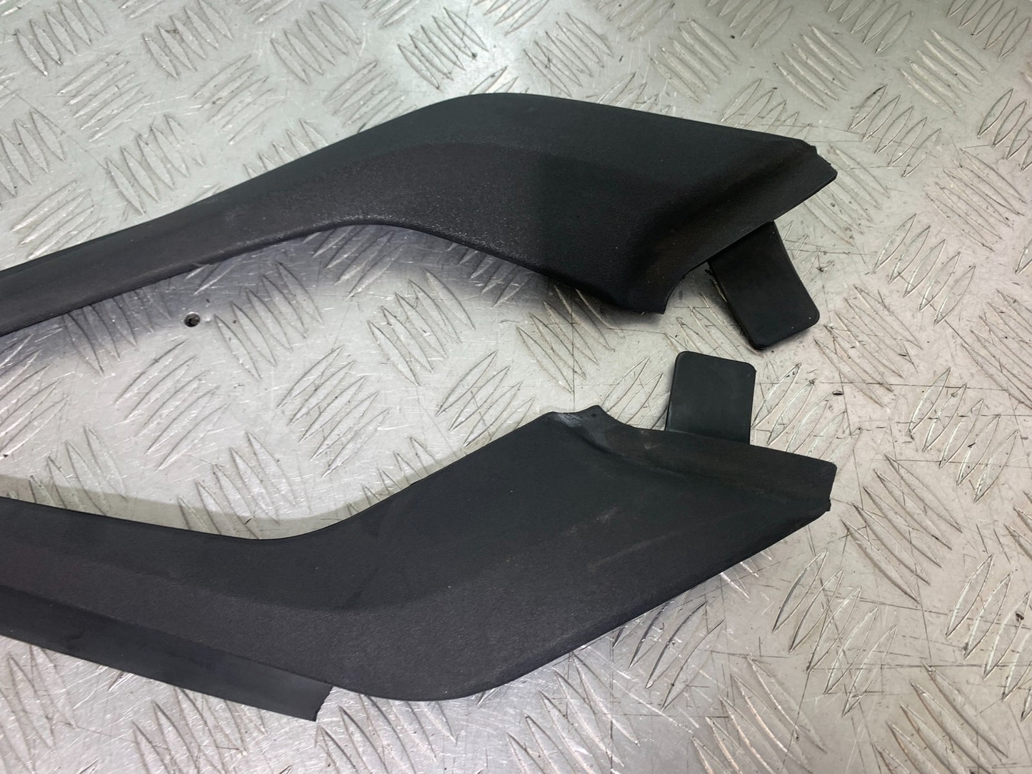 TRIUMPH 1050 SPRINT GT LEFT & RIGHT TANK INFILL RUBBERS YEAR 2010-2016 (CMB1250)