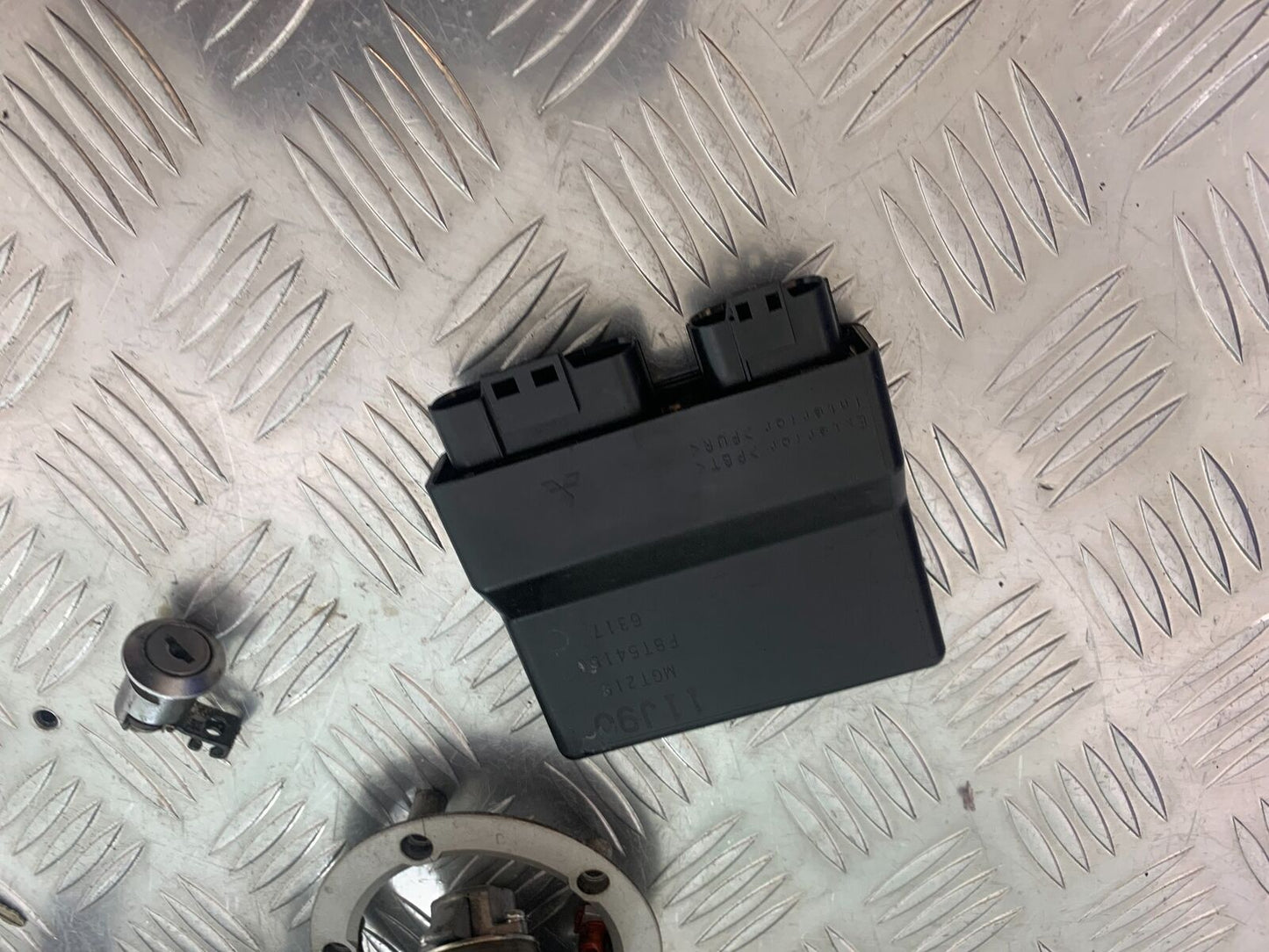 SUZUKI DL 650 V-STROM ECU LOCKS KEY YEAR 2016 (STOCK 996)